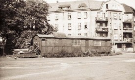 Pudło wagonu pocztowego w pobliżu stacji PKP w Pile, 1983....